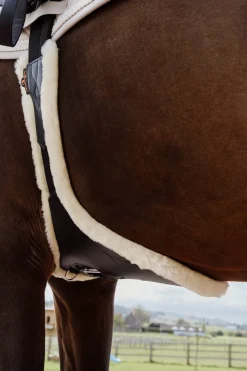 Anatomisk Stud Magplatta Fårskinn Svart